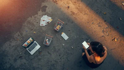 يجب الانتباه إلى عدة جوانب عند تصميم موقع متجر إلكتروني، منها: سهولة الاستخدام، سرعة التحميل، توافق التصميم مع الأجهزة المحمولة، أمان الدفع، وضوح معلومات المنتجات، سياسة الإرجاع، ودعم العملاء.